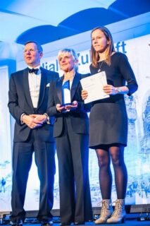 Zum Artikel "Dr Katharina Kolb receives the VDE Bayern Award 2023"